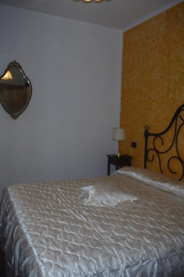 Agriturismo Santa Adriana Volterra Rum bild